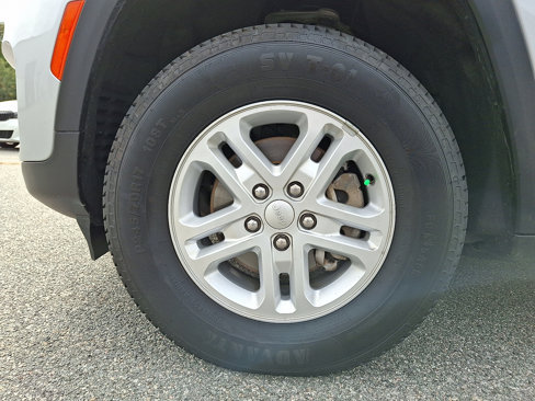 Used 2023 Jeep Grand Cherokee Laredo image 27