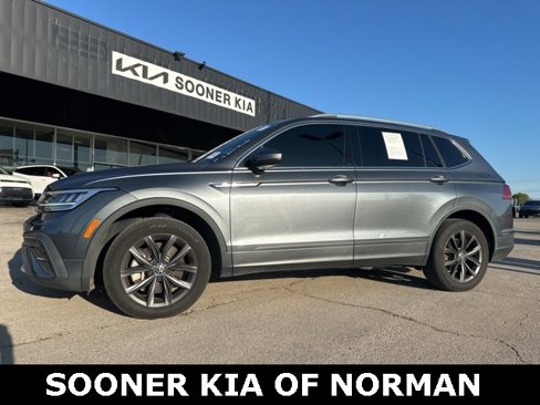 Used 2022 Volkswagen Tiguan SE image 1