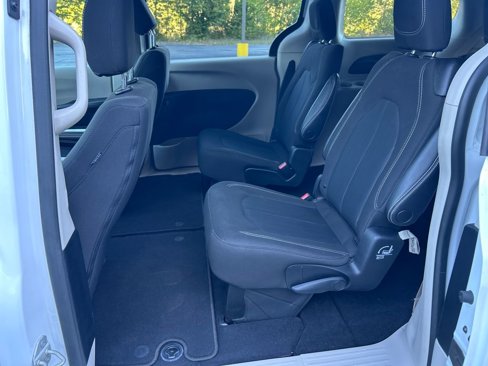 Used 2022 Chrysler Voyager LX image 26