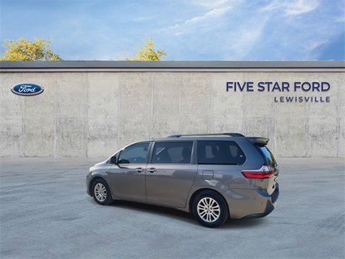 Used 2017 Toyota Sienna XLE Premium image 5