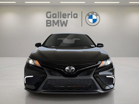 Used 2022 Toyota Camry SE image 3