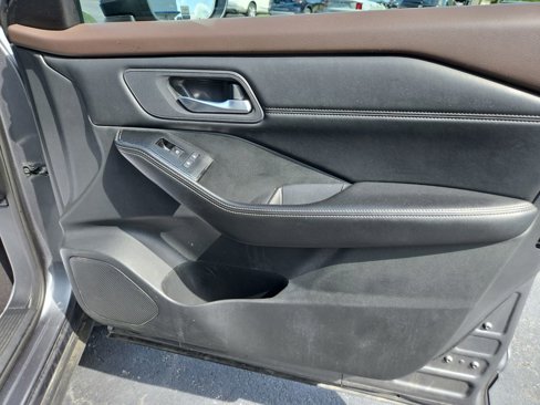 Used 2023 Nissan Rogue SV image 39