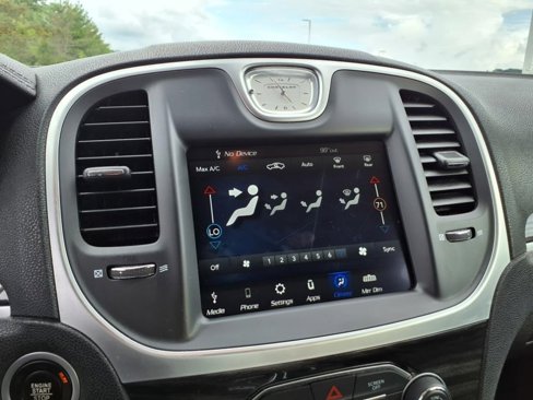 Used 2022 Chrysler 300 Touring image 16
