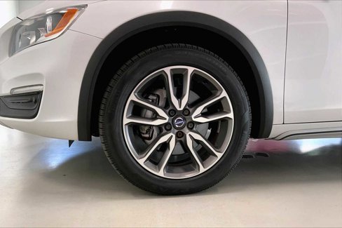 Used 2018 Volvo V60 T5 Cross Country image 8
