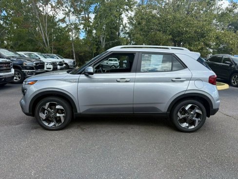 Used 2025 Hyundai Venue SEL image 2