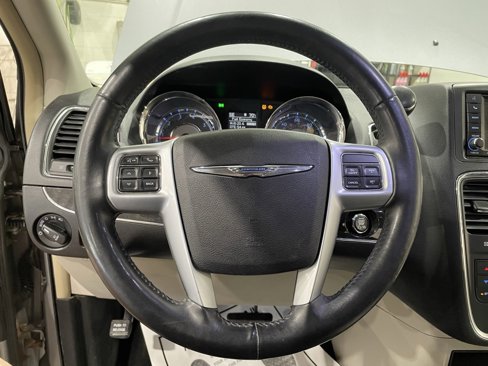 Used 2013 Chrysler Town & Country Touring-L w/ Driver Convenience Group image 30
