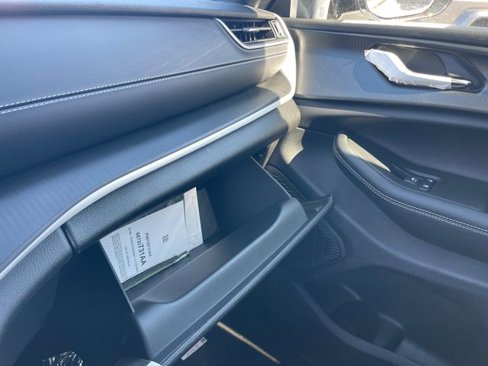New 2025 Jeep Grand Cherokee Altitude image 28