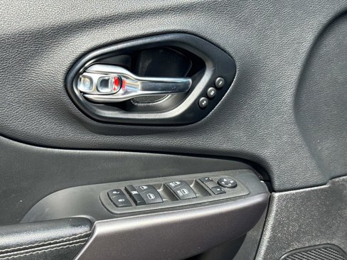 Certified 2022 Jeep Cherokee Limited image 17