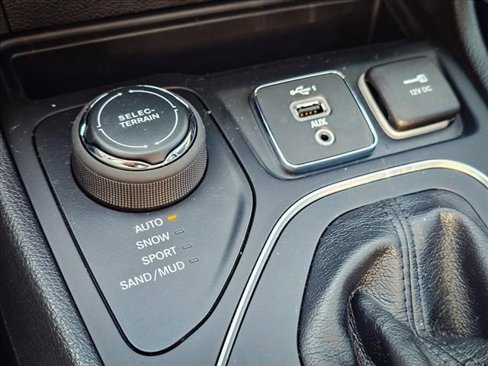 Certified 2021 Jeep Cherokee Latitude Lux w/ Comfort/Convenience Group image 28