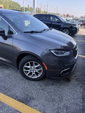 Used 2022 Chrysler Pacifica Touring-L image 1