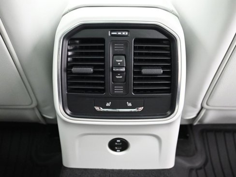 Certified 2025 Porsche Macan image 8