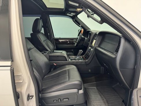 Used 2016 Lincoln Navigator Reserve image 16