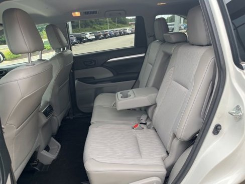 Used 2017 Toyota Highlander LE image 28