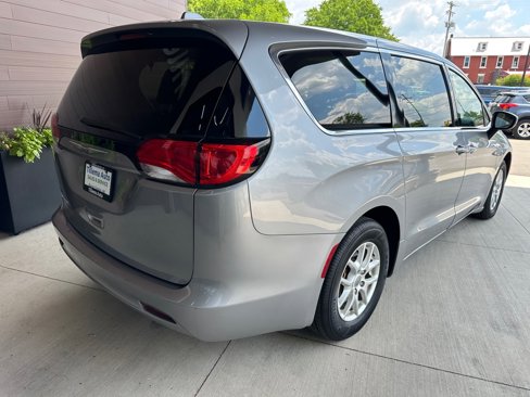Used 2020 Chrysler Voyager LX image 7