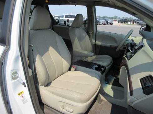 Used 2013 Toyota Sienna XLE image 19
