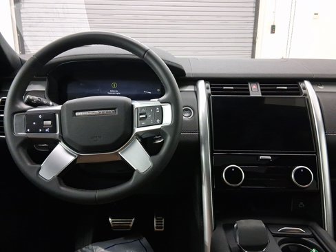 Used 2024 Land Rover Discovery Dynamic SE image 4