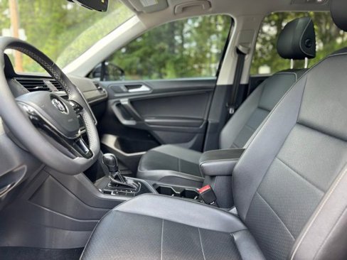 Used 2021 Volkswagen Tiguan SE image 19