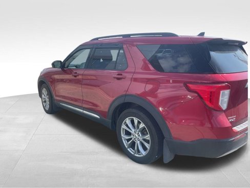 Used 2021 Ford Explorer XLT w/ Equipment Group 202A image 5