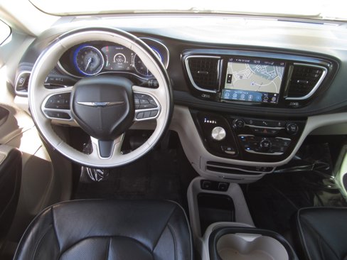 Used 2020 Chrysler Pacifica Limited image 19