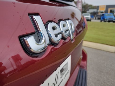 Used 2019 Jeep Grand Cherokee Laredo w/ Laredo X Package image 7
