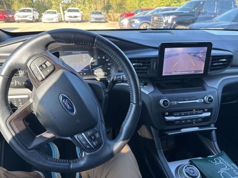Used 2020 Ford Explorer XLT image 11
