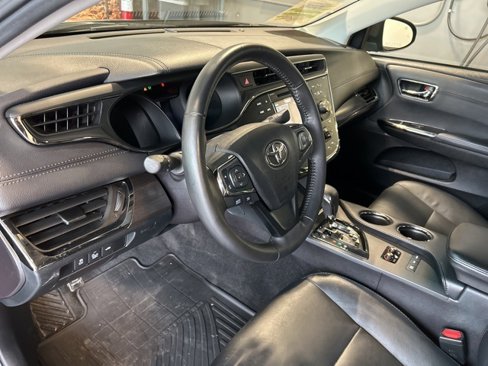 Used 2016 Toyota Avalon XLE Premium image 2
