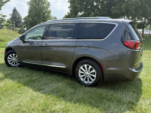 Used 2018 Chrysler Pacifica Touring-L image 5