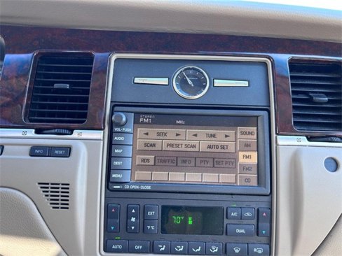 Used 2006 Lincoln Town Car Designer Series image 12
