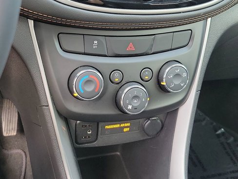 Used 2021 Chevrolet Trax LT w/ LT Convenience Package image 17