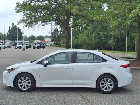 Used 2022 Toyota Corolla LE image 5