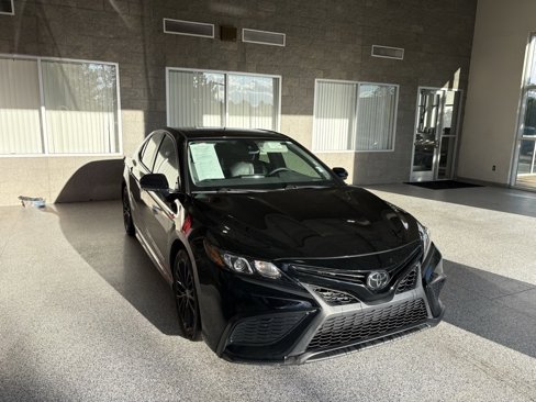 Used 2021 Toyota Camry SE image 2