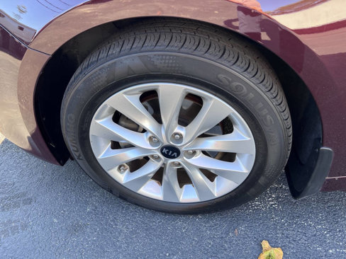 Used 2018 Kia Optima LX w/ 17" Alloy Wheels Package image 9