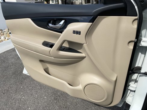 Used 2019 Nissan Rogue SL w/ Premium Package image 17