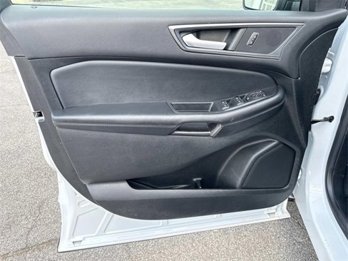 Used 2022 Ford Edge SE w/ Black Appearance Package image 9