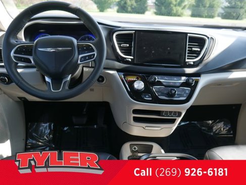 Used 2023 Chrysler Pacifica Touring-L image 44