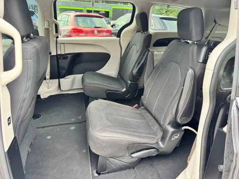 Used 2017 Chrysler Pacifica Touring image 14