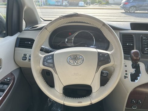 Used 2012 Toyota Sienna XLE image 9