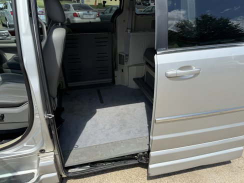 Used 2010 Chrysler Town & Country Touring image 27