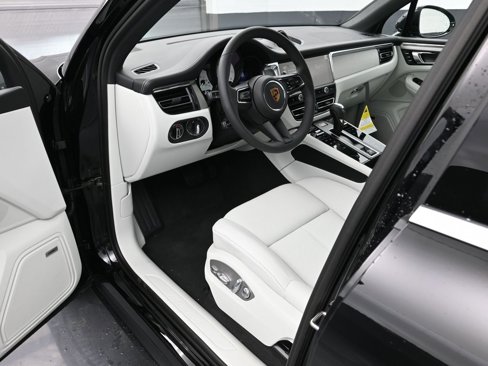 New 2026 Porsche Macan image 4