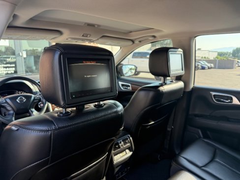 Used 2017 Nissan Pathfinder Platinum image 11