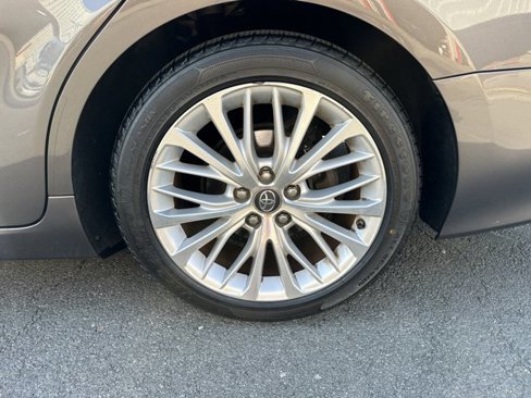 Used 2018 Toyota Camry XLE image 9