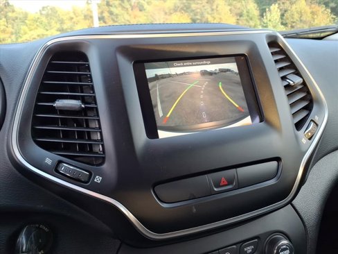 Certified 2019 Jeep Cherokee Latitude w/ Cold Weather Group image 18