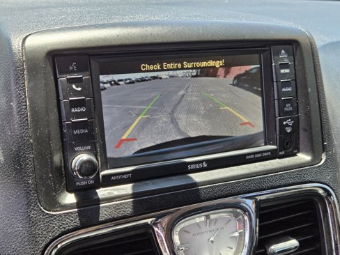 Used 2016 Chrysler Town & Country Limited image 20