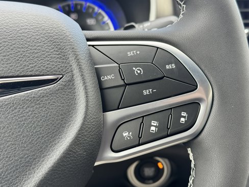 New 2025 Chrysler Voyager LX image 32