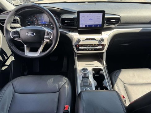 Used 2020 Ford Explorer XLT w/ Comfort Package image 12