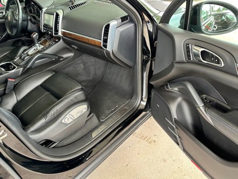 Used 2014 Porsche Cayenne Platinum Edition image 19