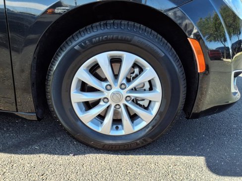 Used 2019 Chrysler Pacifica Touring-L image 9