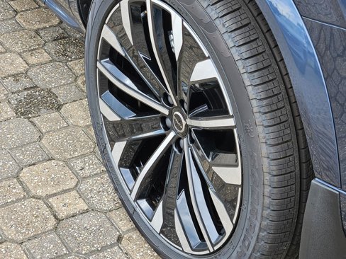 New 2025 Volvo XC90 B5 Plus w/ Protection Package Premier image 12