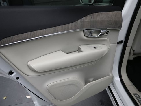 Certified 2024 Volvo XC90 B6 Plus image 28