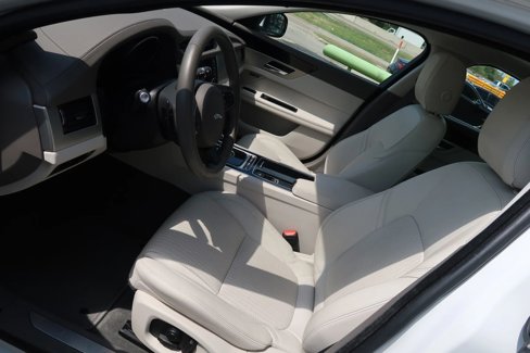 Used 2017 Jaguar XF Prestige image 14